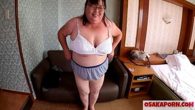Толстая японская мама показывает огромные сиськи и наслаждается секс-игрушкой. 51-летняя азиатская мама рассказывает о своем сексуальном опыте. Милфа-толстушка Yukiko 1 ОСАКАПОРН