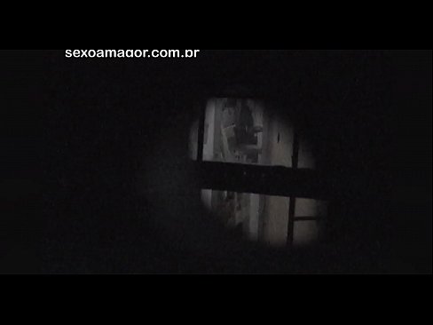 ❤️ Блондинку тайно снимает на видео соседский вуайерист, спрятанный за полыми кирпичами Порево у нас ️